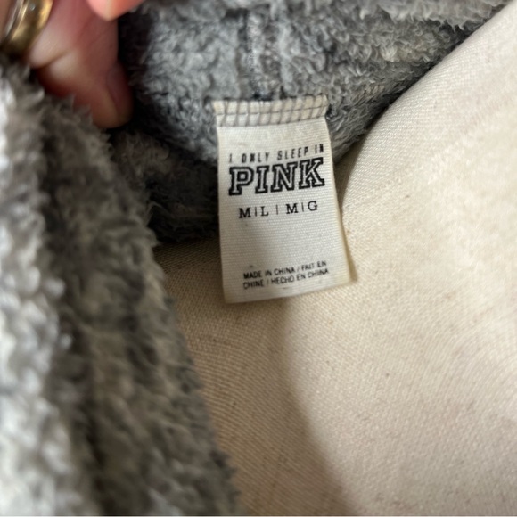 PINK V.S. Short hooded bathrobe. Super soft- size medium. Excellent condition. - Picture 3 of 3